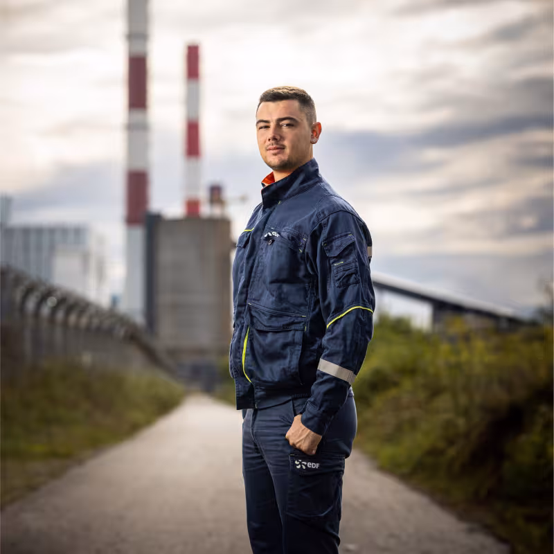Un ouvrier pose devant la centrale de Cordemais