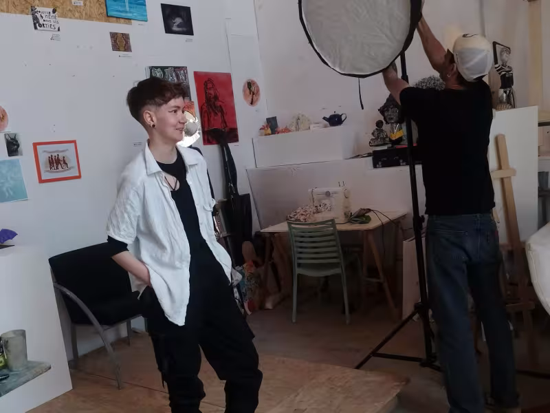 Joy, artiste du Living Museum prend la pose