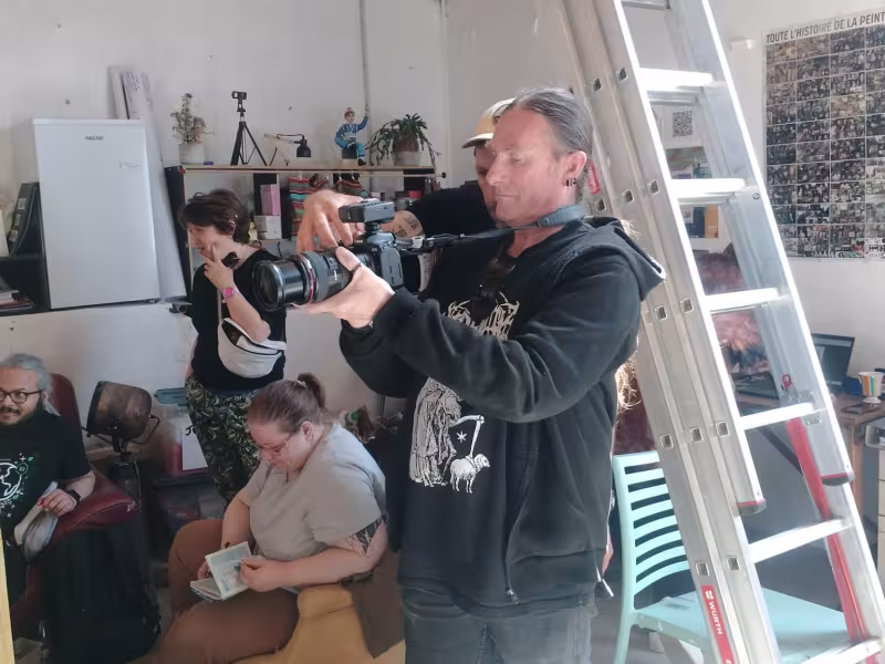 L'un des participant passe derrière l'objectif, pour réaliser le portrait de Joy