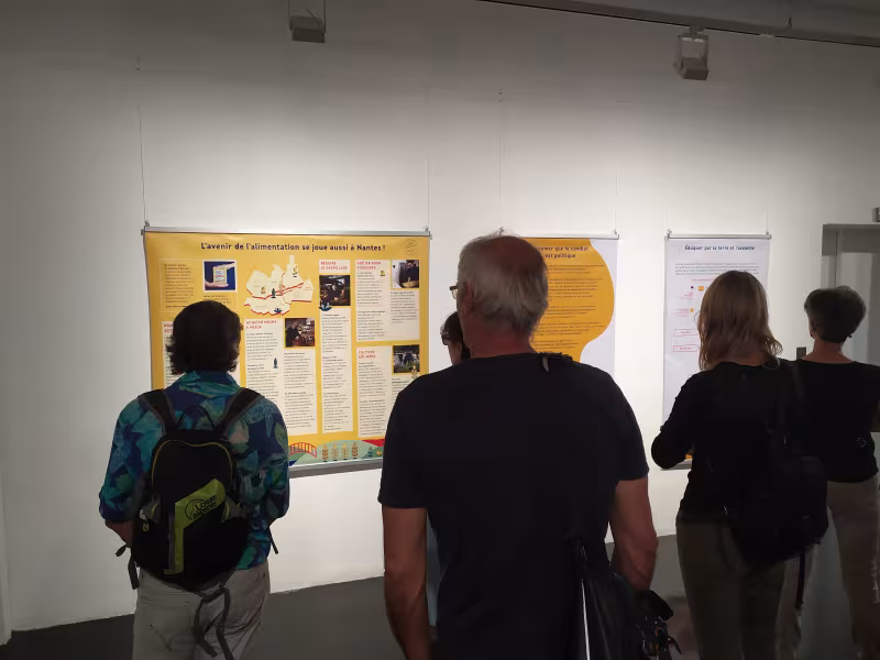 Le public lit les panneaux de l'exposition alimentation 