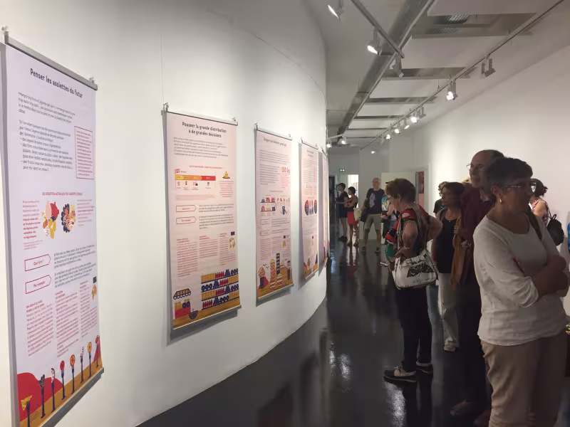Le public regarde les panneaux de l'exposition alimentation 